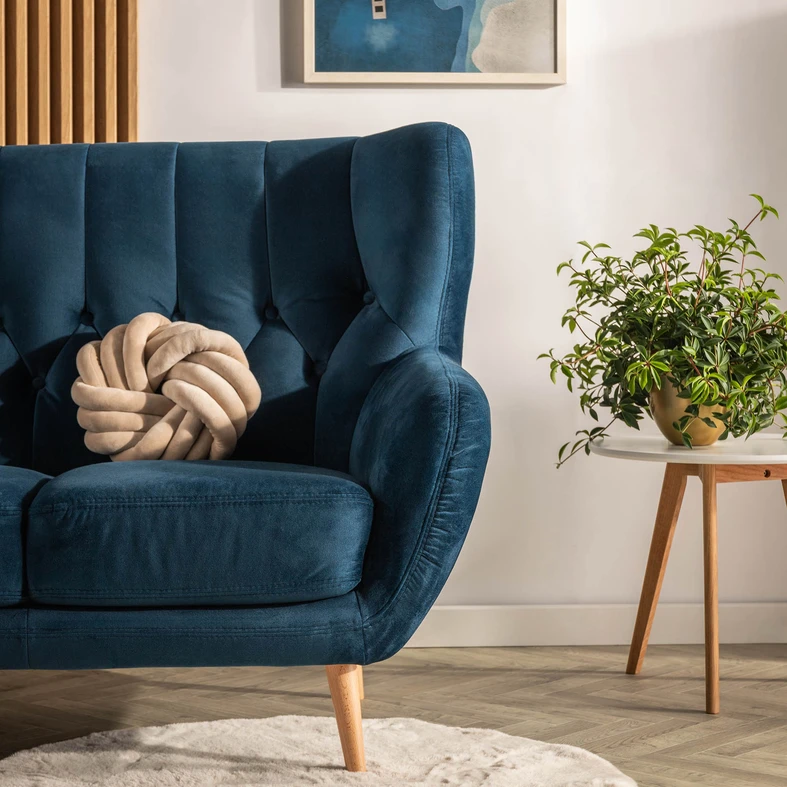 Sofa dwuosobowa w ciemnoniebieskiej tkaninie