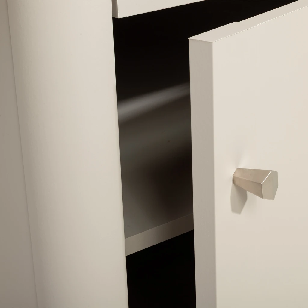 Detal, widok uchylonego frontu szafki z widocznym wykończeniem i jasnym uchwytem