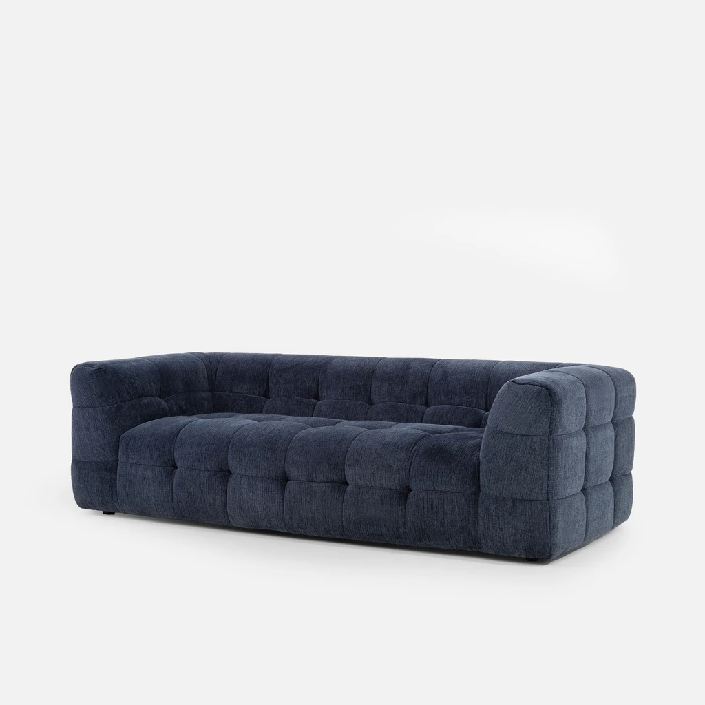 Granatowa sofa 3-osobowa z grubymi przeszyciami i oparciem na wysokości podłokietników