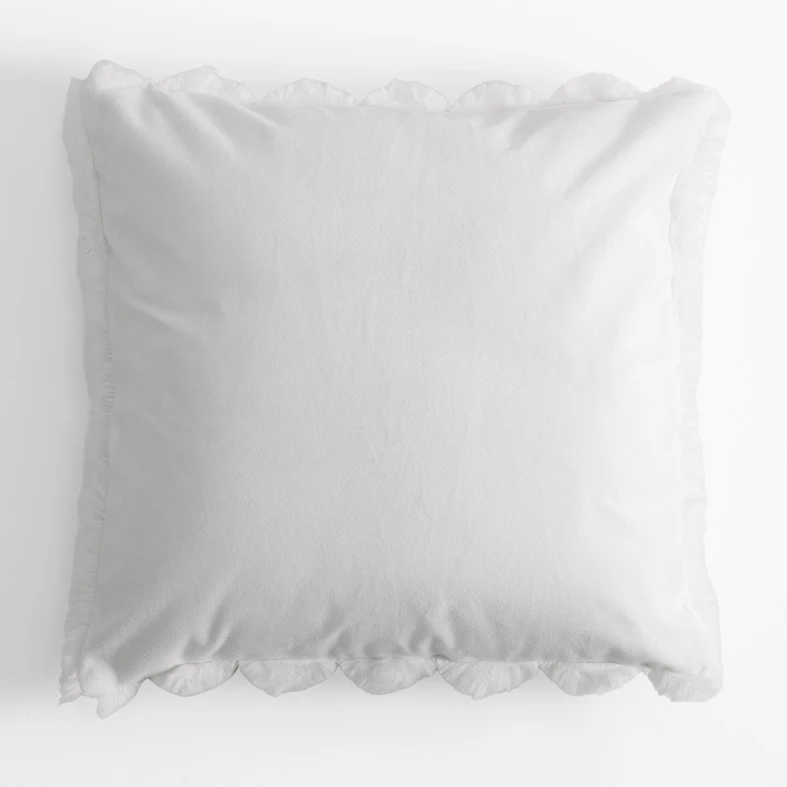 Poszewka biała ELLE 45x45 cm Biała poszewka z dekoracyjnym króliczym sztucznym futerkiem