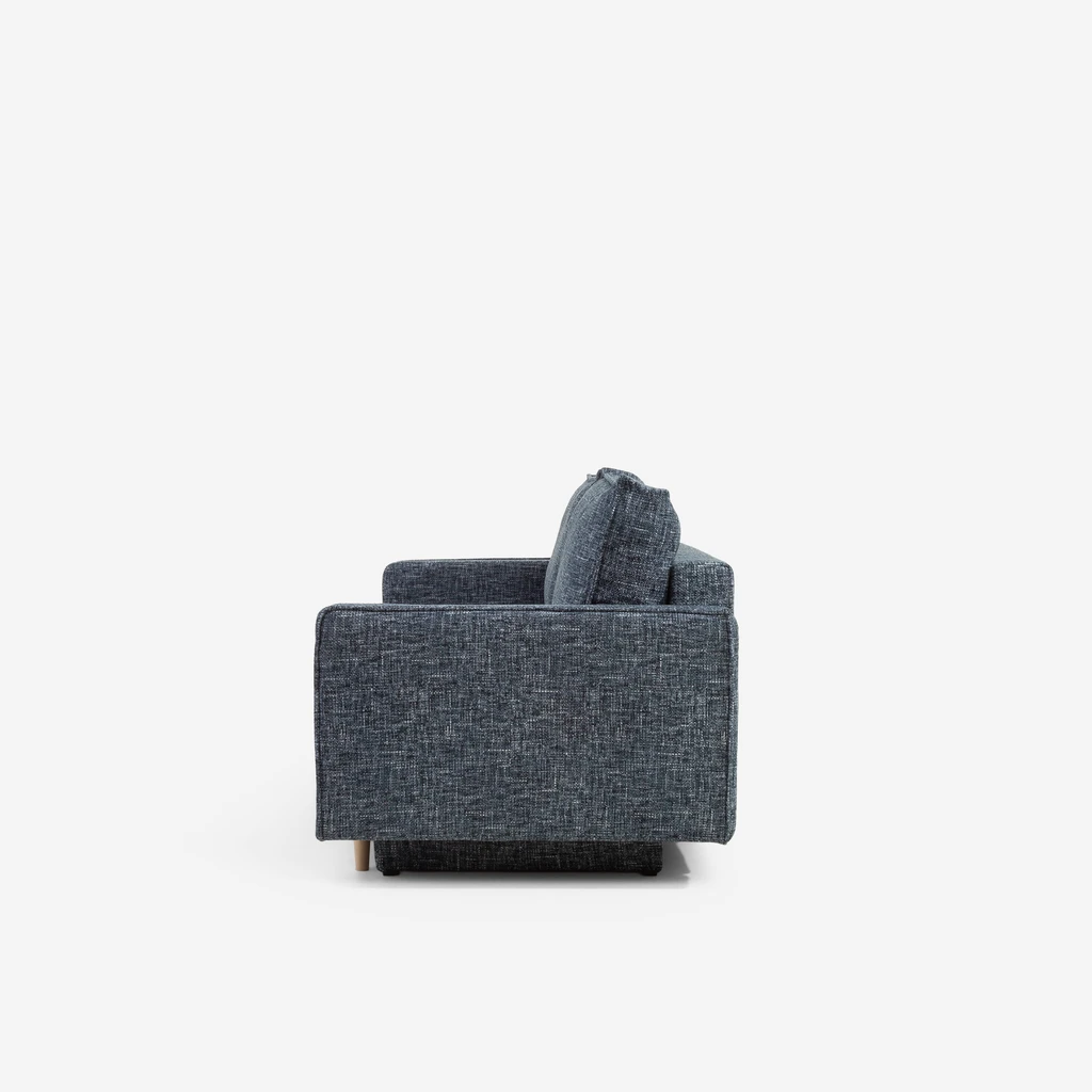 Granatowa sofa 3-osobowa z podłokietnikami, na jasnych drewnianych nóżkach - bok