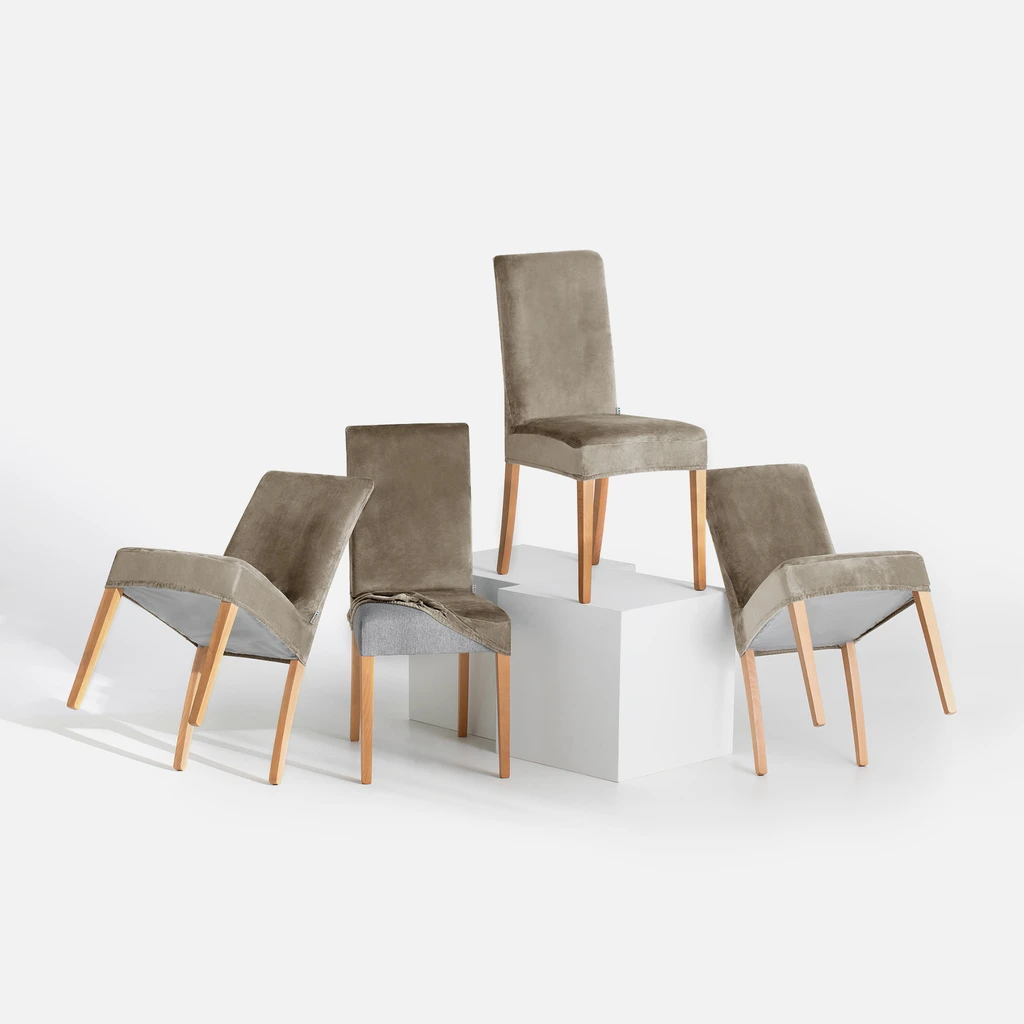 Aranżacja. Na zdjęciu kilka krzeseł z pokrowcami. 