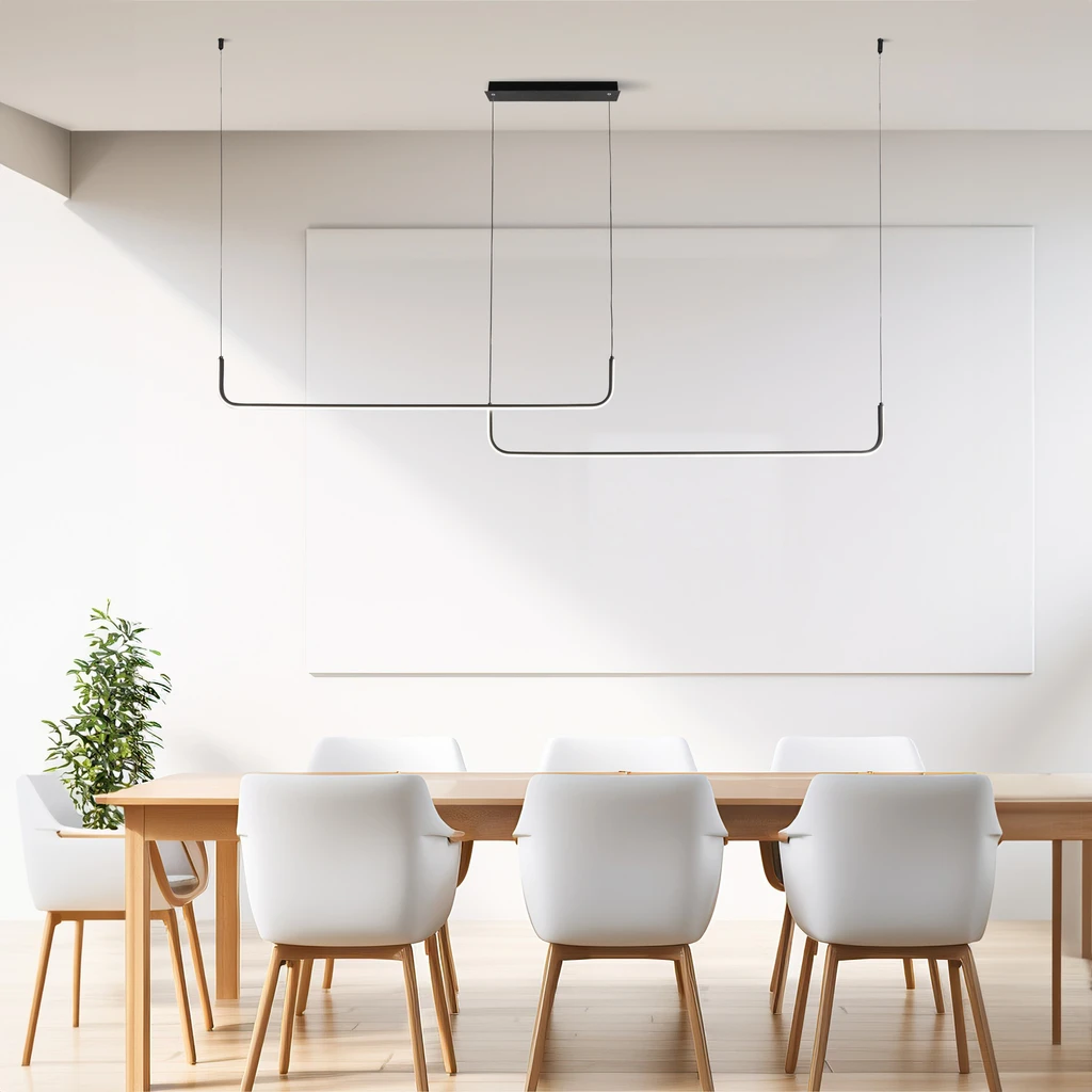 Unikalny design lampy RIKE oparty jest na pomysłowym wykorzystaniu przestrzeni. Ma szerokość aż 170 cm.