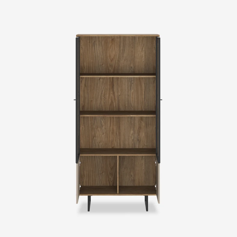 Otwarte wnętrze witryny z widocznymi półkami