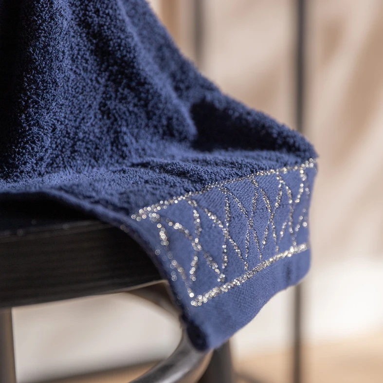 Tmavě modrý bavlněný ručník LAYLA 70x140 cm