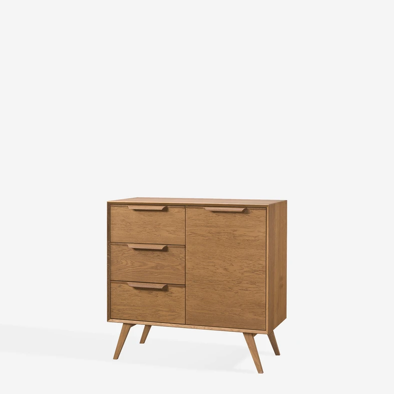 Komoda w stylu retro z 3 szufladami i 3 wnękami ukrytymi za drzwiczkami, na wysokich, ukośnych nóżkach, w ciepłym kolorze jasnego drewna.